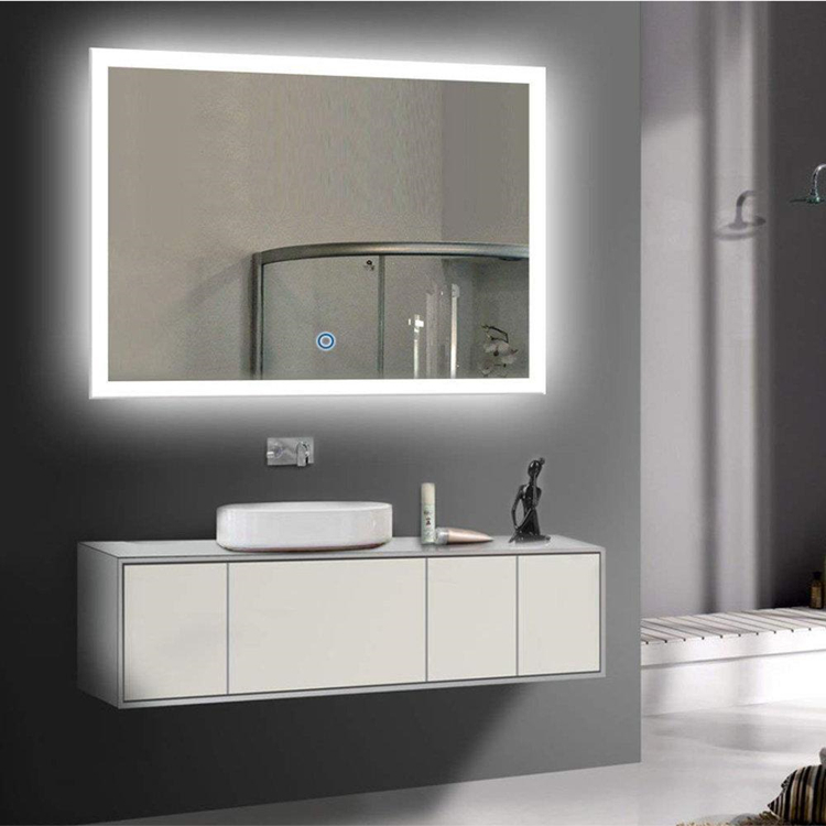 Miroir LED mural rectangulaire dans la salle de bain